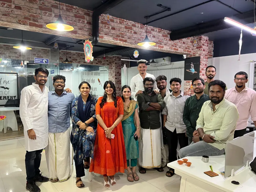 Het Zethic-team tijdens een bijeenkomst op kantoor in Bengaluru